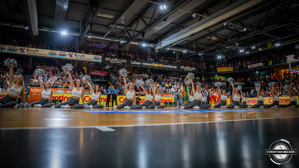 1. Basketball Bundesliga, easyCredit BBL, Saison 2024/2025, Herren, Hauptrunde, 5. Spieltag, 19.10.2024, RASTA Vechta -  Frankfurt Skyliners
Marleys (Cheerleader - RASTA Vechta) w&auml;hrend der Partie
Schlüsselwörter: 1. Bundesliga;19.10.2024;5. Spieltag;BBL;Basketball;Frankfurt;Hauptrunde;Liga;RASTA;RASTA Dome;Saison 2024/2025;Skyliners;Vechta;easycredit