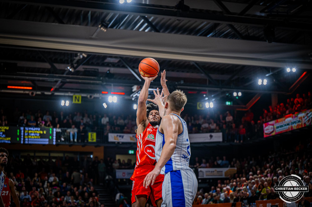 1. Basketball Bundesliga, easyCredit BBL, Saison 2024/2025, Herren, Hauptrunde, 5. Spieltag, 19.10.2024, RASTA Vechta -  Frankfurt Skyliners
Tyger Campbell (#10 - RASTA Vechta) beim Jumpshot
Schlüsselwörter: 1. Bundesliga;19.10.2024;5. Spieltag;BBL;Basketball;Frankfurt;Hauptrunde;Liga;RASTA;RASTA Dome;Saison 2024/2025;Skyliners;Vechta;easycredit