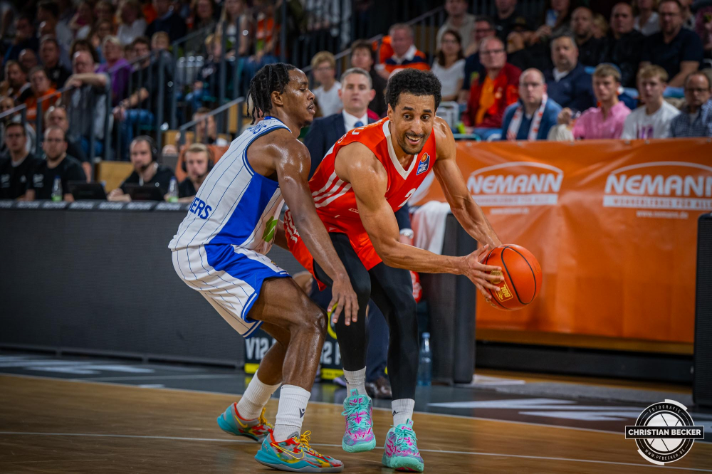 1. Basketball Bundesliga, easyCredit BBL, Saison 2024/2025, Herren, Hauptrunde, 5. Spieltag, 19.10.2024, RASTA Vechta -  Frankfurt Skyliners
Joel Aminu (#21 - RASTA Vechta) in Aktion
Schlüsselwörter: 1. Bundesliga;19.10.2024;5. Spieltag;BBL;Basketball;Frankfurt;Hauptrunde;Liga;RASTA;RASTA Dome;Saison 2024/2025;Skyliners;Vechta;easycredit