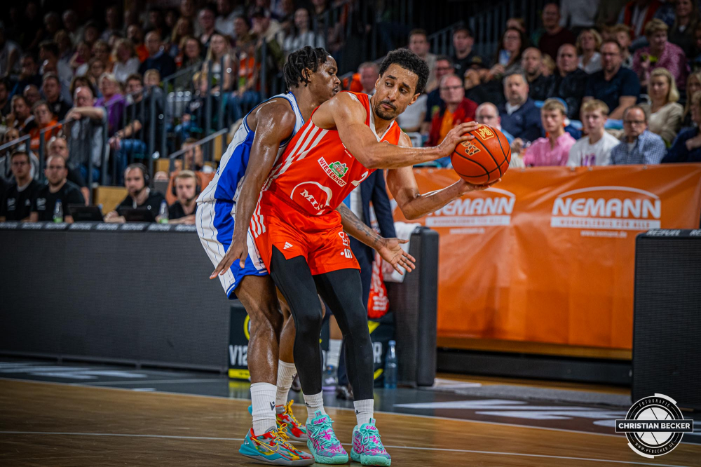 1. Basketball Bundesliga, easyCredit BBL, Saison 2024/2025, Herren, Hauptrunde, 5. Spieltag, 19.10.2024, RASTA Vechta -  Frankfurt Skyliners
Joel Aminu (#21 - RASTA Vechta) in Aktion
Schlüsselwörter: 1. Bundesliga;19.10.2024;5. Spieltag;BBL;Basketball;Frankfurt;Hauptrunde;Liga;RASTA;RASTA Dome;Saison 2024/2025;Skyliners;Vechta;easycredit