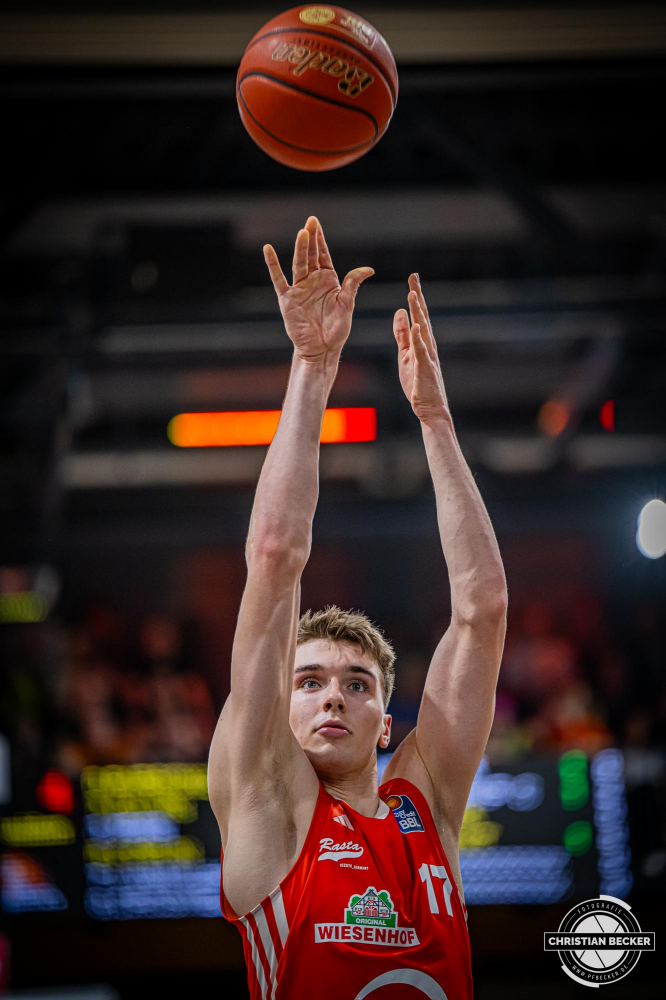 1. Basketball Bundesliga, easyCredit BBL, Saison 2024/2025, Herren, Hauptrunde, 5. Spieltag, 19.10.2024, RASTA Vechta -  Frankfurt Skyliners
Johann Gr&uuml;nloh (#17 - RASTA Vechta) w&auml;hrend der Partie
Schlüsselwörter: 1. Bundesliga;19.10.2024;5. Spieltag;BBL;Basketball;Frankfurt;Hauptrunde;Liga;RASTA;RASTA Dome;Saison 2024/2025;Skyliners;Vechta;easycredit