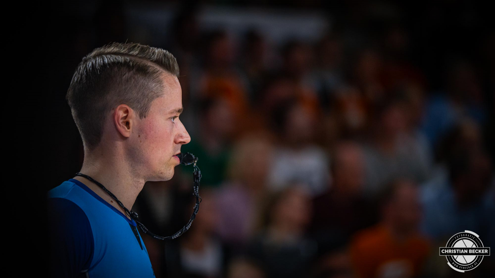 1. Basketball Bundesliga, easyCredit BBL, Saison 2024/2025, Herren, Hauptrunde, 5. Spieltag, 19.10.2024, RASTA Vechta -  Frankfurt Skyliners
Christian Theis (Schiedsrichter BBL)
Schlüsselwörter: 1. Bundesliga;19.10.2024;5. Spieltag;BBL;Basketball;Frankfurt;Hauptrunde;Liga;RASTA;RASTA Dome;Saison 2024/2025;Skyliners;Vechta;easycredit