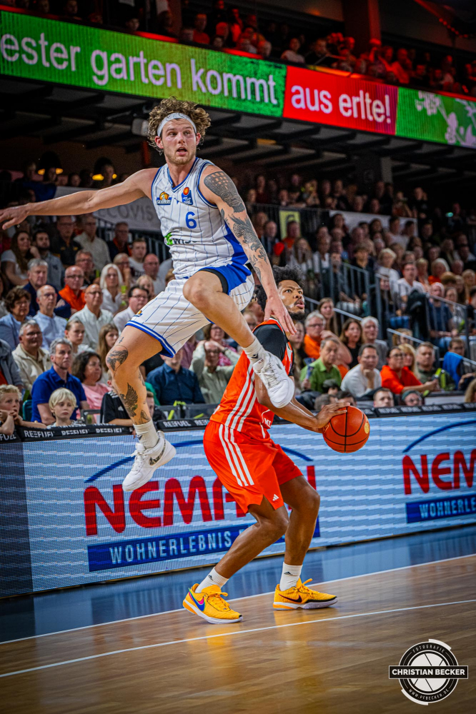 1. Basketball Bundesliga, easyCredit BBL, Saison 2024/2025, Herren, Hauptrunde, 5. Spieltag, 19.10.2024, RASTA Vechta -  Frankfurt Skyliners
Jayden Gardner (#1 - RASTA Vechta) in Aktion gegen Booker Coplin (#6 - Frankfurt Skyliners)
Schlüsselwörter: 1. Bundesliga;19.10.2024;5. Spieltag;BBL;Basketball;Frankfurt;Hauptrunde;Liga;RASTA;RASTA Dome;Saison 2024/2025;Skyliners;Vechta;easycredit