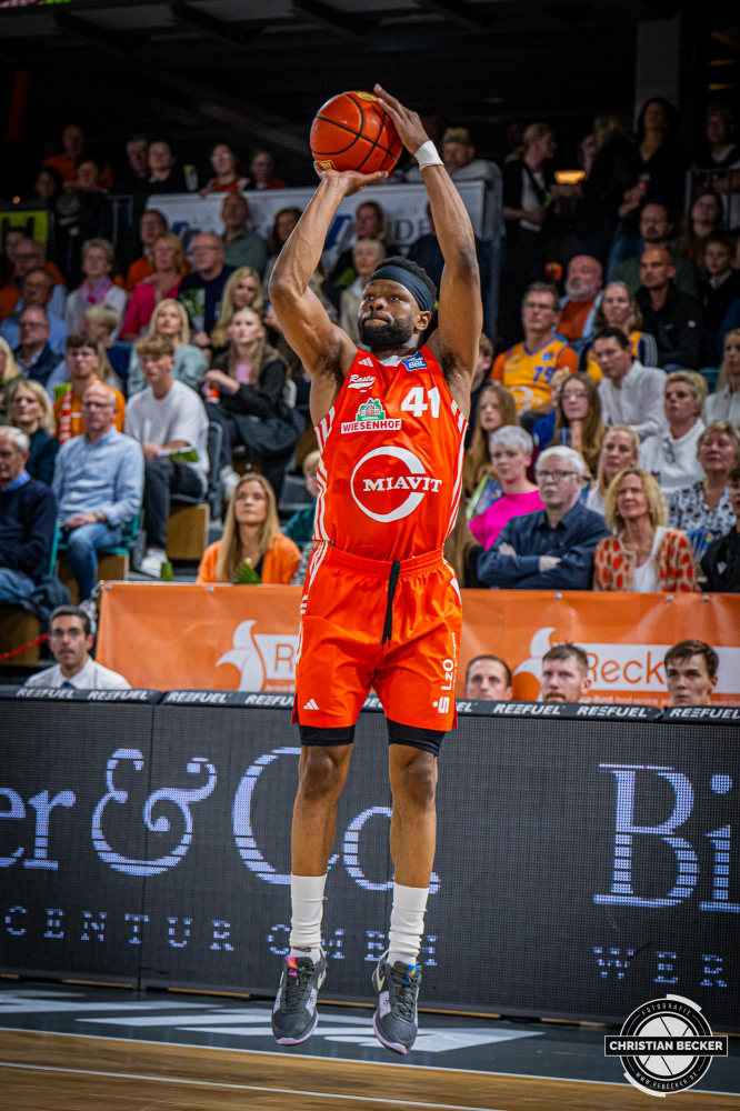 1. Basketball Bundesliga, easyCredit BBL, Saison 2024/2025, Herren, Hauptrunde, 5. Spieltag, 19.10.2024, RASTA Vechta -  Frankfurt Skyliners
Lloyd Pandi (#41 - RASTA Vechta) beim Jumpshot
Schlüsselwörter: 1. Bundesliga;19.10.2024;5. Spieltag;BBL;Basketball;Frankfurt;Hauptrunde;Liga;RASTA;RASTA Dome;Saison 2024/2025;Skyliners;Vechta;easycredit