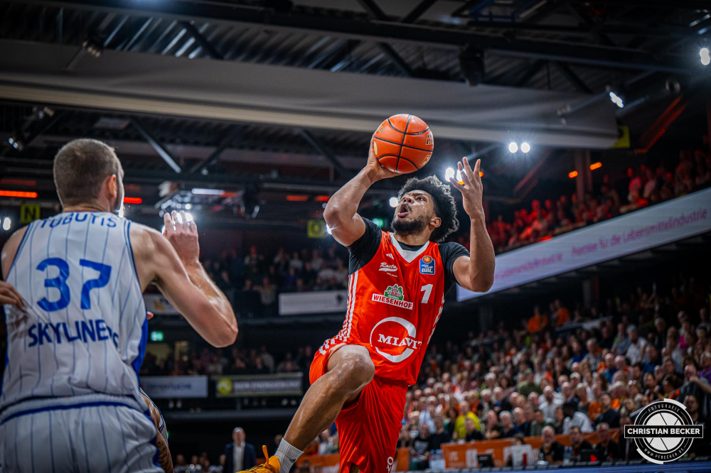 1. Basketball Bundesliga, easyCredit BBL, Saison 2024/2025, Herren, Hauptrunde, 5. Spieltag, 19.10.2024, RASTA Vechta -  Frankfurt Skyliners
Jayden Gardner (#1 - RASTA Vechta) beim Korbleger
Schlüsselwörter: 1. Bundesliga;19.10.2024;5. Spieltag;BBL;Basketball;Frankfurt;Hauptrunde;Liga;RASTA;RASTA Dome;Saison 2024/2025;Skyliners;Vechta;easycredit