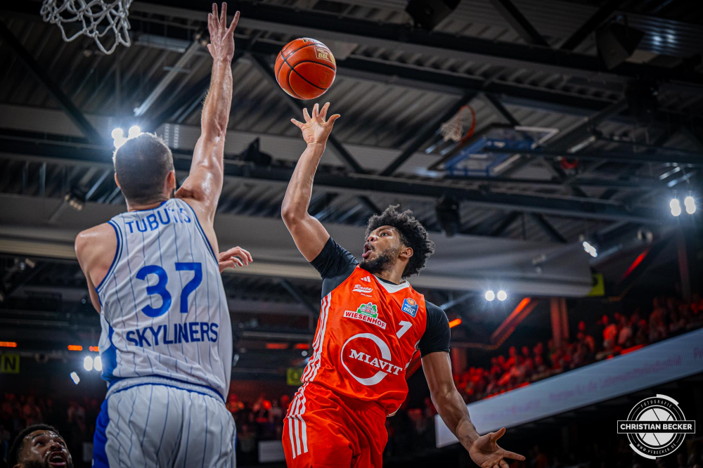 1. Basketball Bundesliga, easyCredit BBL, Saison 2024/2025, Herren, Hauptrunde, 5. Spieltag, 19.10.2024, RASTA Vechta -  Frankfurt Skyliners
Jayden Gardner (#1 - RASTA Vechta) beim Korbleger
Schlüsselwörter: 1. Bundesliga;19.10.2024;5. Spieltag;BBL;Basketball;Frankfurt;Hauptrunde;Liga;RASTA;RASTA Dome;Saison 2024/2025;Skyliners;Vechta;easycredit