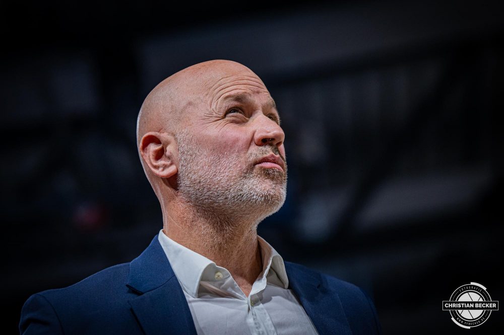 1. Basketball Bundesliga, easyCredit BBL, Saison 2024/2025, Herren, Hauptrunde, 5. Spieltag, 19.10.2024, RASTA Vechta -  Frankfurt Skyliners
Denis Wucherer (Headcoach Frankfurt Skyliners) w&auml;hrend der Partie
Schlüsselwörter: 1. Bundesliga;19.10.2024;5. Spieltag;BBL;Basketball;Frankfurt;Hauptrunde;Liga;RASTA;RASTA Dome;Saison 2024/2025;Skyliners;Vechta;easycredit