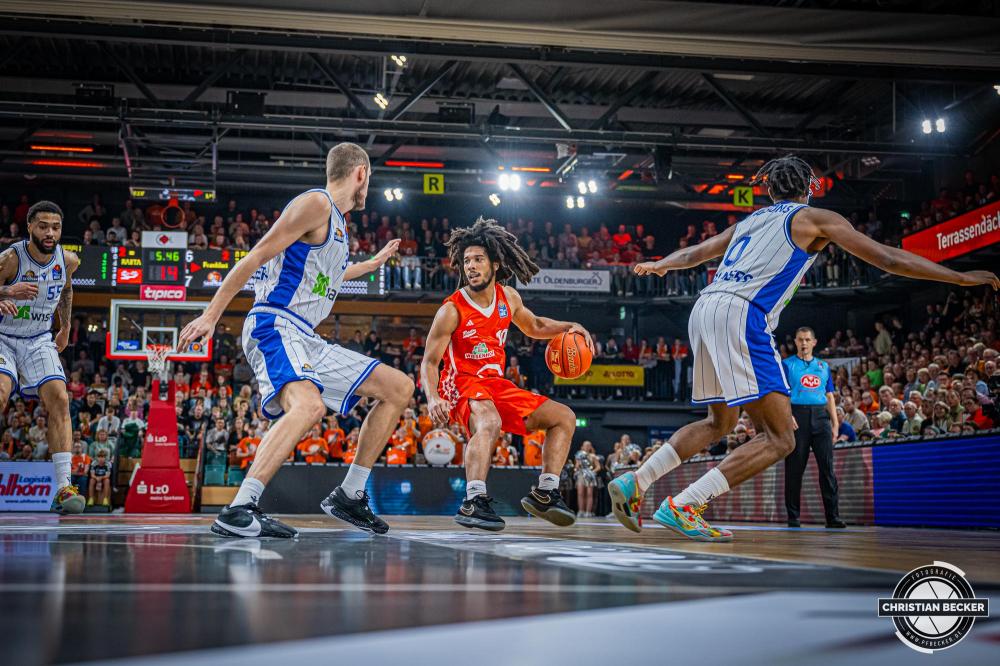 1. Basketball Bundesliga, easyCredit BBL, Saison 2024/2025, Herren, Hauptrunde, 5. Spieltag, 19.10.2024, RASTA Vechta -  Frankfurt Skyliners
Tyger Campbell (#10 - RASTA Vechta) in Aktion
Schlüsselwörter: 1. Bundesliga;19.10.2024;5. Spieltag;BBL;Basketball;Frankfurt;Hauptrunde;Liga;RASTA;RASTA Dome;Saison 2024/2025;Skyliners;Vechta;easycredit