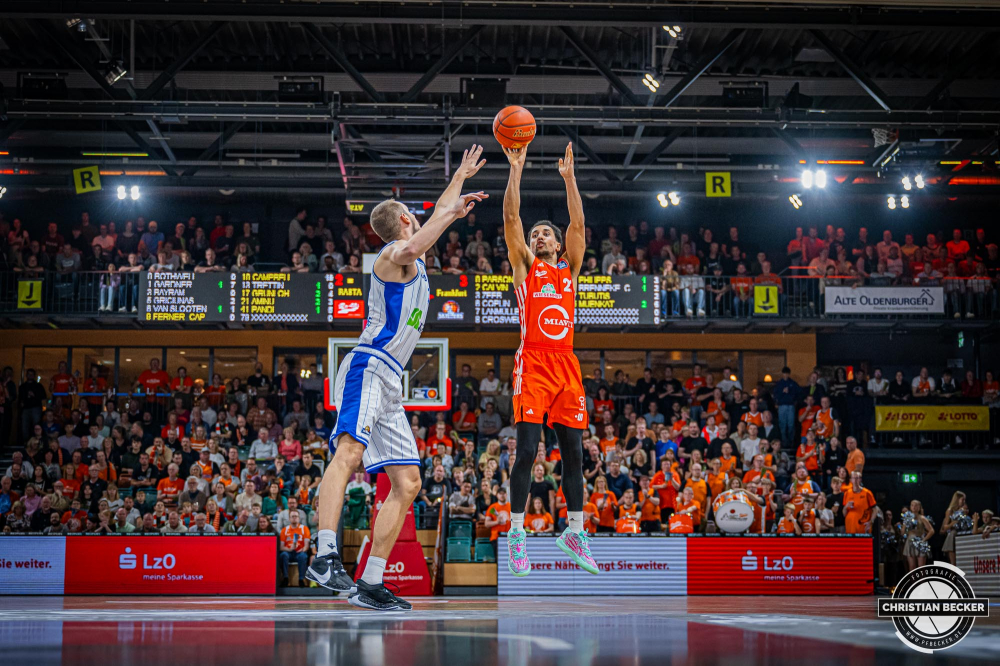 1. Basketball Bundesliga, easyCredit BBL, Saison 2024/2025, Herren, Hauptrunde, 5. Spieltag, 19.10.2024, RASTA Vechta -  Frankfurt Skyliners
Joel Aminu (#21 - RASTA Vechta) beim Jumpshot
Schlüsselwörter: 1. Bundesliga;19.10.2024;5. Spieltag;BBL;Basketball;Frankfurt;Hauptrunde;Liga;RASTA;RASTA Dome;Saison 2024/2025;Skyliners;Vechta;easycredit