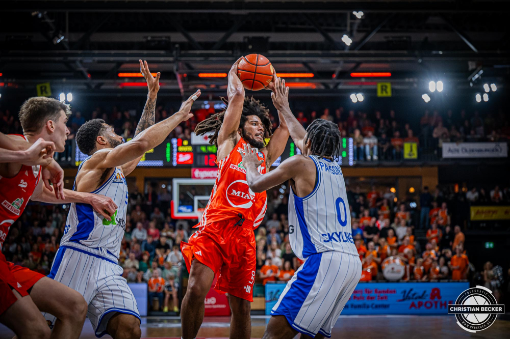 1. Basketball Bundesliga, easyCredit BBL, Saison 2024/2025, Herren, Hauptrunde, 5. Spieltag, 19.10.2024, RASTA Vechta -  Frankfurt Skyliners
Tyger Campbell (#10 - RASTA Vechta) in Aktion
Schlüsselwörter: 1. Bundesliga;19.10.2024;5. Spieltag;BBL;Basketball;Frankfurt;Hauptrunde;Liga;RASTA;RASTA Dome;Saison 2024/2025;Skyliners;Vechta;easycredit