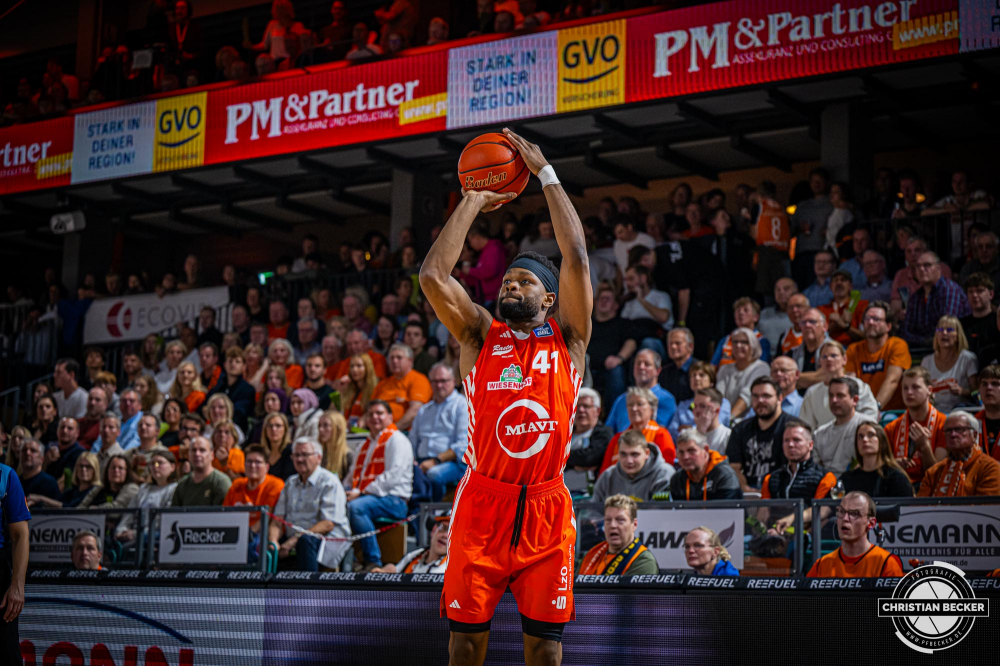 1. Basketball Bundesliga, easyCredit BBL, Saison 2024/2025, Herren, Hauptrunde, 5. Spieltag, 19.10.2024, RASTA Vechta -  Frankfurt Skyliners
Lloyd Pandi (#41 - RASTA Vechta) beim Jumpshot
Schlüsselwörter: 1. Bundesliga;19.10.2024;5. Spieltag;BBL;Basketball;Frankfurt;Hauptrunde;Liga;RASTA;RASTA Dome;Saison 2024/2025;Skyliners;Vechta;easycredit