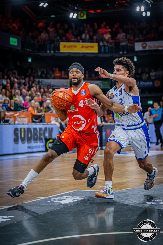 1. Basketball Bundesliga, easyCredit BBL, Saison 2024/2025, Herren, Hauptrunde, 5. Spieltag, 19.10.2024, RASTA Vechta -  Frankfurt Skyliners
Lloyd Pandi (#41 - RASTA Vechta) in Aktion
Schlüsselwörter: 1. Bundesliga;19.10.2024;5. Spieltag;BBL;Basketball;Frankfurt;Hauptrunde;Liga;RASTA;RASTA Dome;Saison 2024/2025;Skyliners;Vechta;easycredit