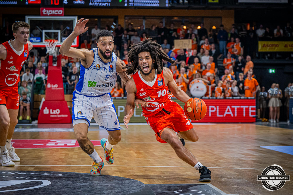 1. Basketball Bundesliga, easyCredit BBL, Saison 2024/2025, Herren, Hauptrunde, 5. Spieltag, 19.10.2024, RASTA Vechta -  Frankfurt Skyliners
Tyger Campbell (#10 - RASTA Vechta) in Aktion gegen David Muenkat (#55 - Frankfurt Skyliners)
Schlüsselwörter: 1. Bundesliga;19.10.2024;5. Spieltag;BBL;Basketball;Frankfurt;Hauptrunde;Liga;RASTA;RASTA Dome;Saison 2024/2025;Skyliners;Vechta;easycredit