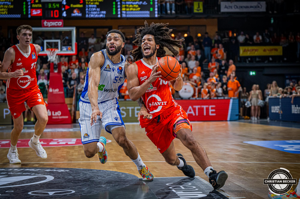 1. Basketball Bundesliga, easyCredit BBL, Saison 2024/2025, Herren, Hauptrunde, 5. Spieltag, 19.10.2024, RASTA Vechta -  Frankfurt Skyliners
Tyger Campbell (#10 - RASTA Vechta) in Aktion gegen David Muenkat (#55 - Frankfurt Skyliners)
Schlüsselwörter: 1. Bundesliga;19.10.2024;5. Spieltag;BBL;Basketball;Frankfurt;Hauptrunde;Liga;RASTA;RASTA Dome;Saison 2024/2025;Skyliners;Vechta;easycredit