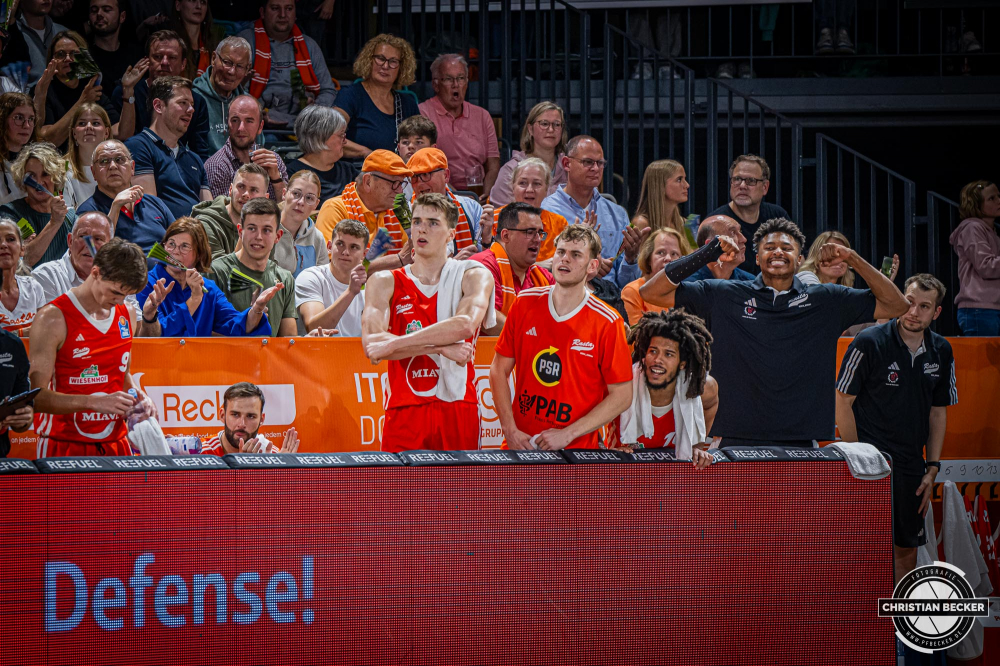 1. Basketball Bundesliga, easyCredit BBL, Saison 2024/2025, Herren, Hauptrunde, 5. Spieltag, 19.10.2024, RASTA Vechta -  Frankfurt Skyliners
Das Team von RASTA Vechta w&auml;hrend der Partie
Schlüsselwörter: 1. Bundesliga;19.10.2024;5. Spieltag;BBL;Basketball;Frankfurt;Hauptrunde;Liga;RASTA;RASTA Dome;Saison 2024/2025;Skyliners;Vechta;easycredit