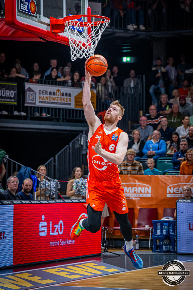 1. Basketball Bundesliga, easyCredit BBL, Saison 2024/2025, Herren, Hauptrunde, 5. Spieltag, 19.10.2024, RASTA Vechta -  Frankfurt Skyliners
Luc van Slooten (#6 - RASTA Vechta) beim Korbleger
Schlüsselwörter: 1. Bundesliga;19.10.2024;5. Spieltag;BBL;Basketball;Frankfurt;Hauptrunde;Liga;RASTA;RASTA Dome;Saison 2024/2025;Skyliners;Vechta;easycredit