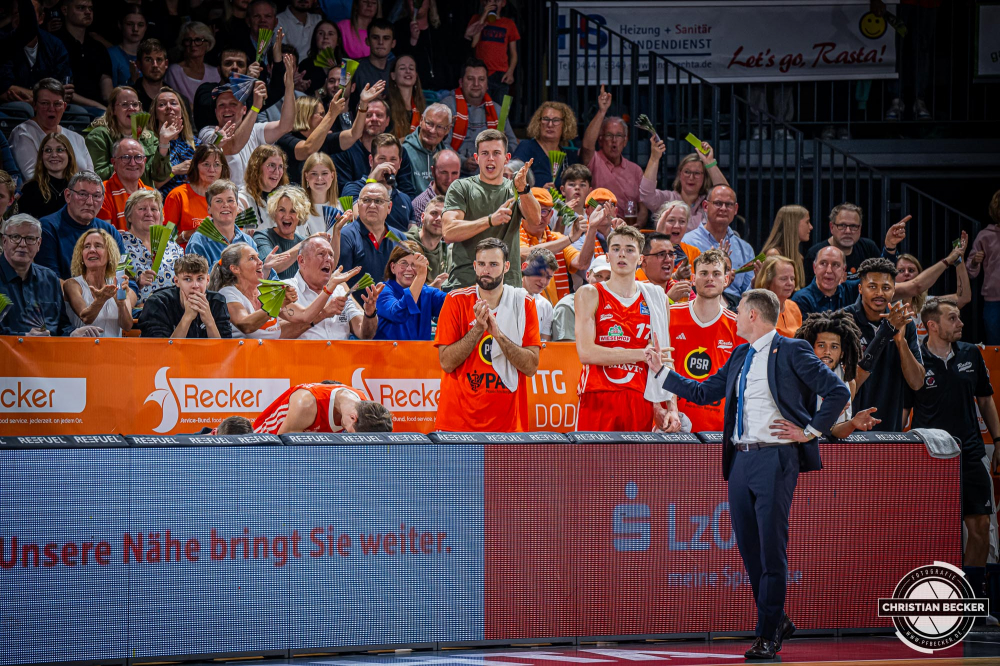 1. Basketball Bundesliga, easyCredit BBL, Saison 2024/2025, Herren, Hauptrunde, 5. Spieltag, 19.10.2024, RASTA Vechta -  Frankfurt Skyliners
Das Team von RASTA Vechta w&auml;hrend der Partie
Schlüsselwörter: 1. Bundesliga;19.10.2024;5. Spieltag;BBL;Basketball;Frankfurt;Hauptrunde;Liga;RASTA;RASTA Dome;Saison 2024/2025;Skyliners;Vechta;easycredit