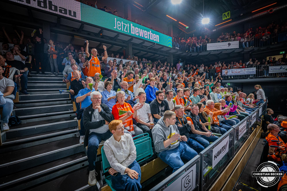 1. Basketball Bundesliga, easyCredit BBL, Saison 2024/2025, Herren, Hauptrunde, 5. Spieltag, 19.10.2024, RASTA Vechta -  Frankfurt Skyliners
Die Fans von RASTA Vechta w&auml;hrend der Partie
Schlüsselwörter: 1. Bundesliga;19.10.2024;5. Spieltag;BBL;Basketball;Frankfurt;Hauptrunde;Liga;RASTA;RASTA Dome;Saison 2024/2025;Skyliners;Vechta;easycredit