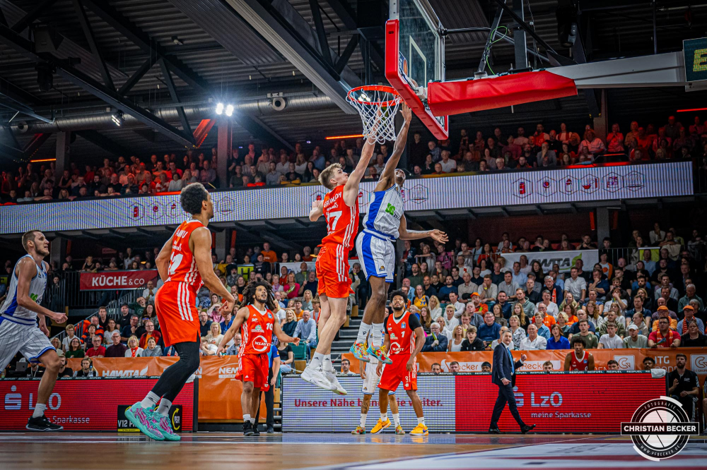 1. Basketball Bundesliga, easyCredit BBL, Saison 2024/2025, Herren, Hauptrunde, 5. Spieltag, 19.10.2024, RASTA Vechta -  Frankfurt Skyliners
Johann Gr&uuml;nloh (#17 - RASTA Vechta) beim Block
Schlüsselwörter: 1. Bundesliga;19.10.2024;5. Spieltag;BBL;Basketball;Frankfurt;Hauptrunde;Liga;RASTA;RASTA Dome;Saison 2024/2025;Skyliners;Vechta;easycredit