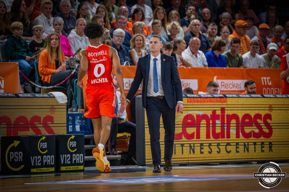 1. Basketball Bundesliga, easyCredit BBL, Saison 2024/2025, Herren, Hauptrunde, 5. Spieltag, 19.10.2024, RASTA Vechta -  Frankfurt Skyliners
Martin Schiller (Headcoach - RASTA Vechta) und Mike Bothwell (#0 - RASTA Vechta)
Schlüsselwörter: 1. Bundesliga;19.10.2024;5. Spieltag;BBL;Basketball;Frankfurt;Hauptrunde;Liga;RASTA;RASTA Dome;Saison 2024/2025;Skyliners;Vechta;easycredit