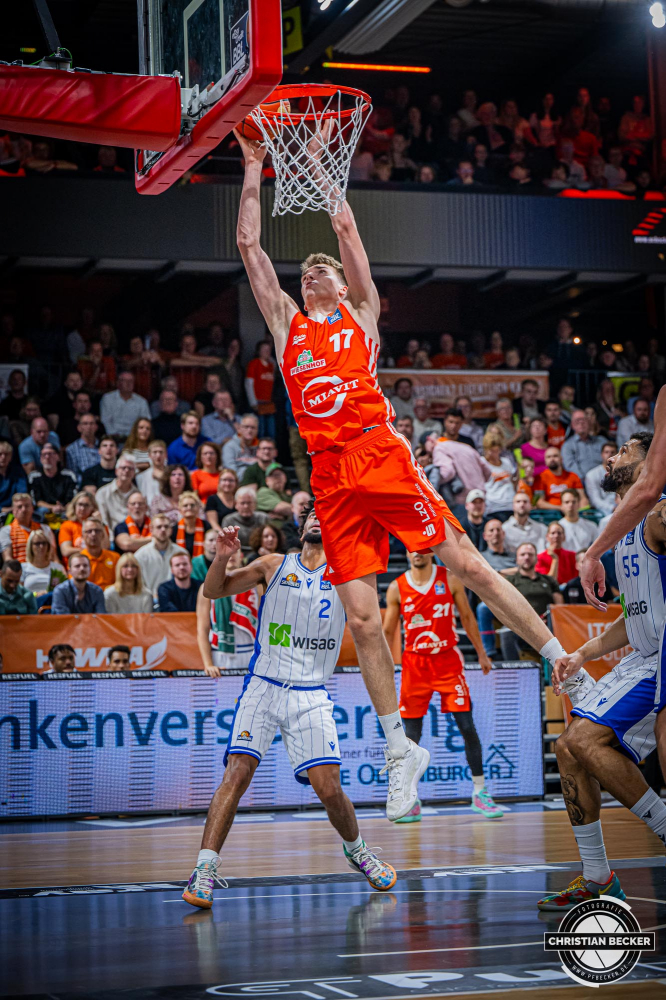 1. Basketball Bundesliga, easyCredit BBL, Saison 2024/2025, Herren, Hauptrunde, 5. Spieltag, 19.10.2024, RASTA Vechta -  Frankfurt Skyliners
Johann Gr&uuml;nloh (#17 - RASTA Vechta) beim Korbleger
Schlüsselwörter: 1. Bundesliga;19.10.2024;5. Spieltag;BBL;Basketball;Frankfurt;Hauptrunde;Liga;RASTA;RASTA Dome;Saison 2024/2025;Skyliners;Vechta;easycredit