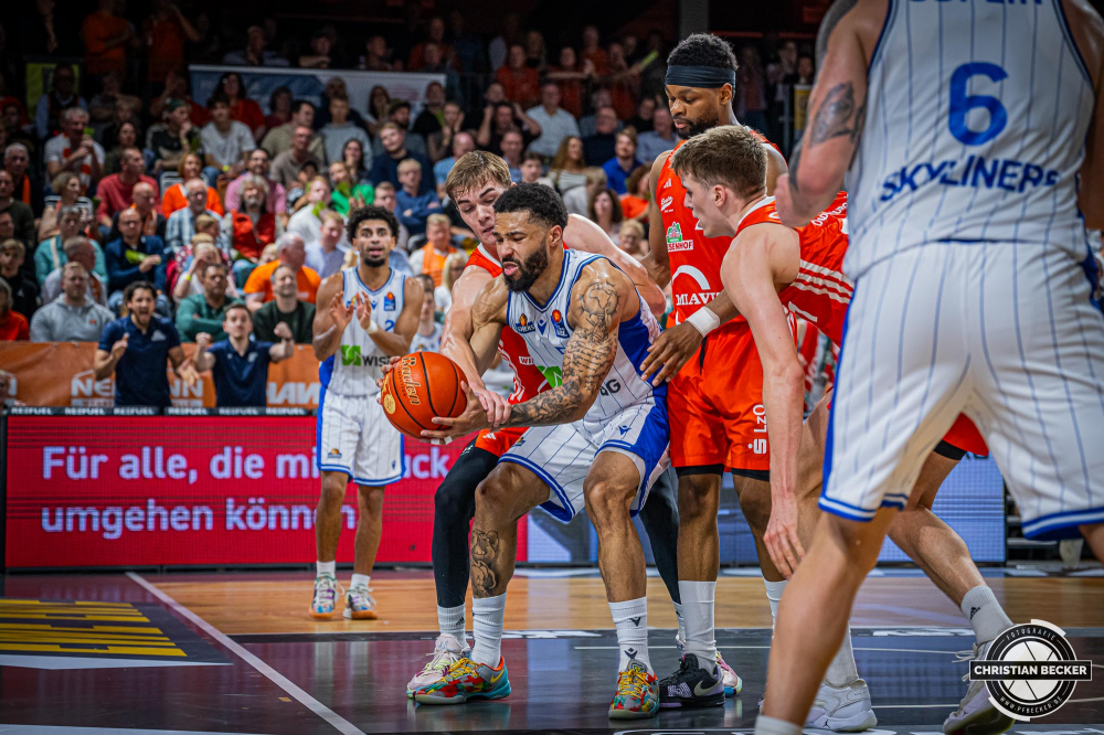 1. Basketball Bundesliga, easyCredit BBL, Saison 2024/2025, Herren, Hauptrunde, 5. Spieltag, 19.10.2024, RASTA Vechta -  Frankfurt Skyliners
David Muenkat (#55 - Frankfurt Skyliners) in Aktion
Schlüsselwörter: 1. Bundesliga;19.10.2024;5. Spieltag;BBL;Basketball;Frankfurt;Hauptrunde;Liga;RASTA;RASTA Dome;Saison 2024/2025;Skyliners;Vechta;easycredit