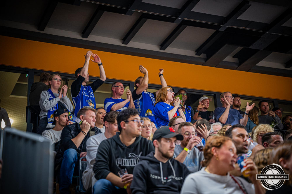 1. Basketball Bundesliga, easyCredit BBL, Saison 2024/2025, Herren, Hauptrunde, 5. Spieltag, 19.10.2024, RASTA Vechta -  Frankfurt Skyliners
Die Fans der Frankfurt Skyliners w&auml;hrend der Partie
Schlüsselwörter: 1. Bundesliga;19.10.2024;5. Spieltag;BBL;Basketball;Frankfurt;Hauptrunde;Liga;RASTA;RASTA Dome;Saison 2024/2025;Skyliners;Vechta;easycredit