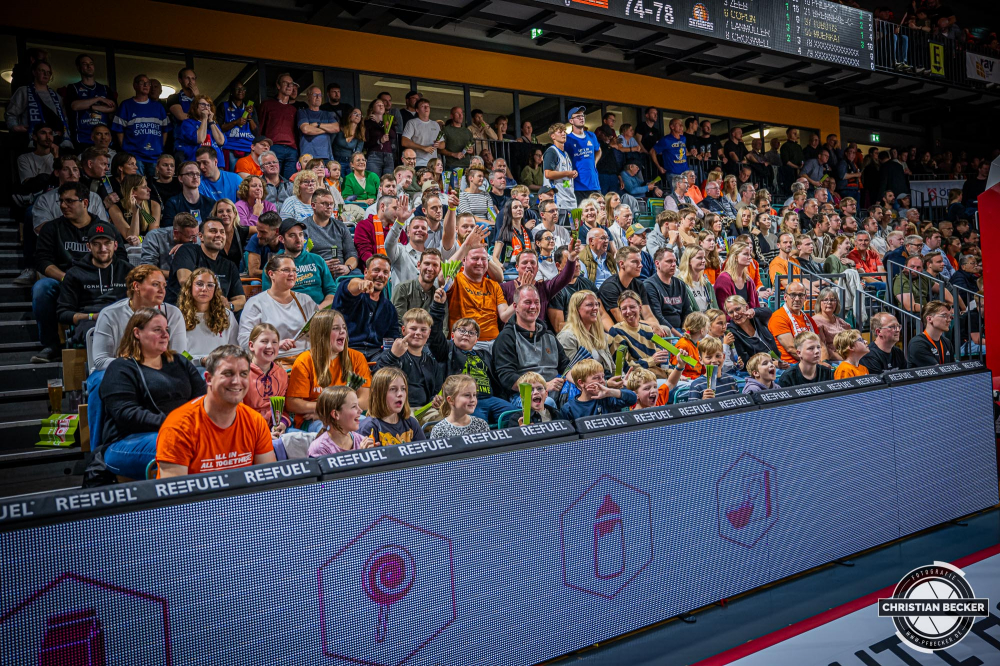 1. Basketball Bundesliga, easyCredit BBL, Saison 2024/2025, Herren, Hauptrunde, 5. Spieltag, 19.10.2024, RASTA Vechta -  Frankfurt Skyliners
Die Fans von RASTA Vechta w&auml;hrend der Partie
Schlüsselwörter: 1. Bundesliga;19.10.2024;5. Spieltag;BBL;Basketball;Frankfurt;Hauptrunde;Liga;RASTA;RASTA Dome;Saison 2024/2025;Skyliners;Vechta;easycredit