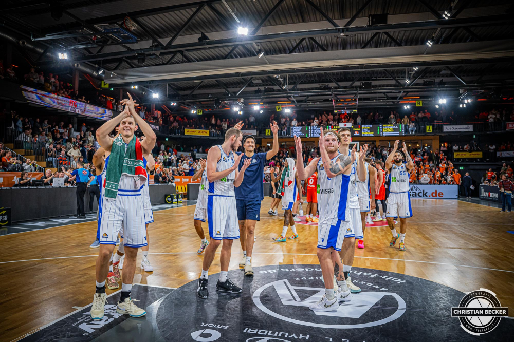 1. Basketball Bundesliga, easyCredit BBL, Saison 2024/2025, Herren, Hauptrunde, 5. Spieltag, 19.10.2024, RASTA Vechta -  Frankfurt Skyliners
Das Team der Frankfurt Skyliners nach der Partie
Schlüsselwörter: 1. Bundesliga;19.10.2024;5. Spieltag;BBL;Basketball;Frankfurt;Hauptrunde;Liga;RASTA;RASTA Dome;Saison 2024/2025;Skyliners;Vechta;easycredit