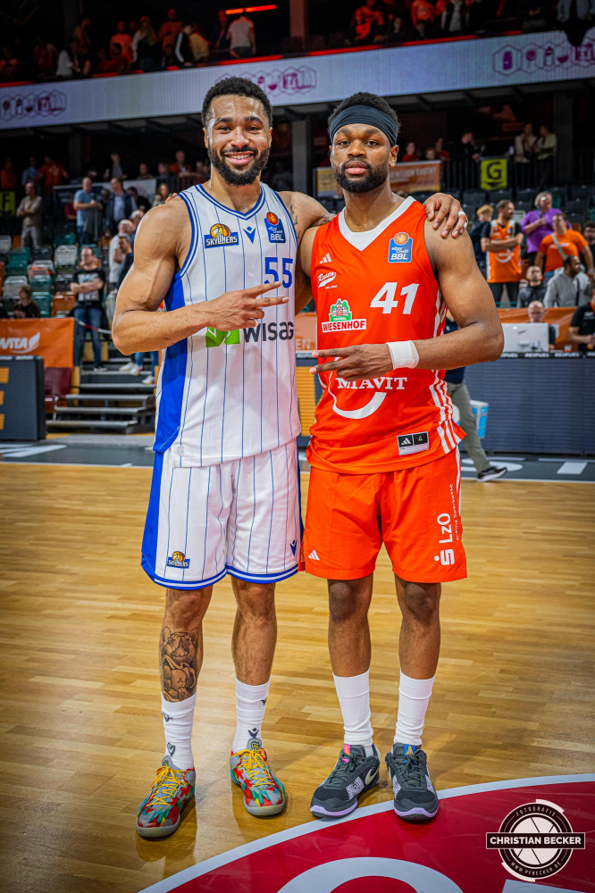 1. Basketball Bundesliga, easyCredit BBL, Saison 2024/2025, Herren, Hauptrunde, 5. Spieltag, 19.10.2024, RASTA Vechta -  Frankfurt Skyliners
David Muenkat (#55 - Frankfurt Skyliners) und Lloyd Pandi (#41 - RASTA Vechta) nach der Partie
Schlüsselwörter: 1. Bundesliga;19.10.2024;5. Spieltag;BBL;Basketball;Frankfurt;Hauptrunde;Liga;RASTA;RASTA Dome;Saison 2024/2025;Skyliners;Vechta;easycredit