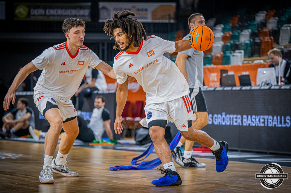 Basketball Champions League, Saison 2024/2025, Herren, Hauptrunde, 4. Spieltag, 05.11.2024, RASTA Vechta - ERA Nymburk
Tyger Campbell (#10 - RASTA Vechta) und Kaya Bayram (#3 - RASTA Vechta) vor der Partie
Schlüsselwörter: 05.11.2024;4. Spieltag;BCL;Basketball;Champions League;ERA;Hauptrunde;International;Liga;Nymburk;RASTA;RASTA Dome;Saison 2024/2025;Vechta
