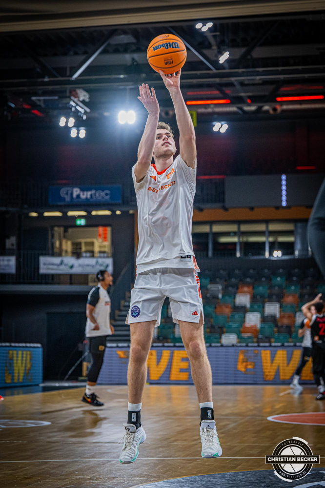 Basketball Champions League, Saison 2024/2025, Herren, Hauptrunde, 4. Spieltag, 05.11.2024, RASTA Vechta - ERA Nymburk
Linus Trettin (#13 - RASTA Vechta) vor der Partie
Schlüsselwörter: 05.11.2024;4. Spieltag;BCL;Basketball;Champions League;ERA;Hauptrunde;International;Liga;Nymburk;RASTA;RASTA Dome;Saison 2024/2025;Vechta