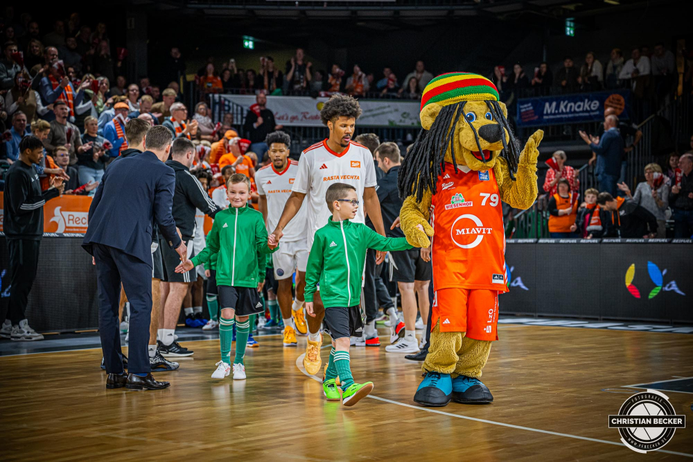Basketball Champions League, Saison 2024/2025, Herren, Hauptrunde, 4. Spieltag, 05.11.2024, RASTA Vechta - ERA Nymburk
Bob (Maskottchen - RASTA Vechta) und die Einlaufkinder vor der Partie
Schlüsselwörter: 05.11.2024;4. Spieltag;BCL;Basketball;Champions League;ERA;Hauptrunde;International;Liga;Nymburk;RASTA;RASTA Dome;Saison 2024/2025;Vechta