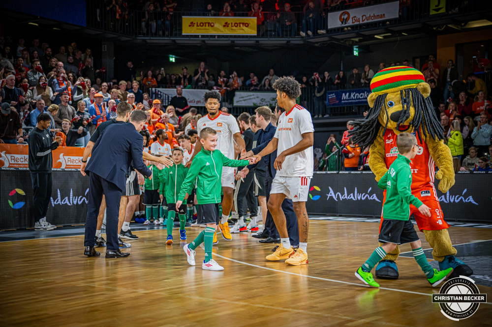 Basketball Champions League, Saison 2024/2025, Herren, Hauptrunde, 4. Spieltag, 05.11.2024, RASTA Vechta - ERA Nymburk
Mike Bothwell (#0 - RASTA Vechta) und die Einlaufkinder vor der Partie
Schlüsselwörter: 05.11.2024;4. Spieltag;BCL;Basketball;Champions League;ERA;Hauptrunde;International;Liga;Nymburk;RASTA;RASTA Dome;Saison 2024/2025;Vechta