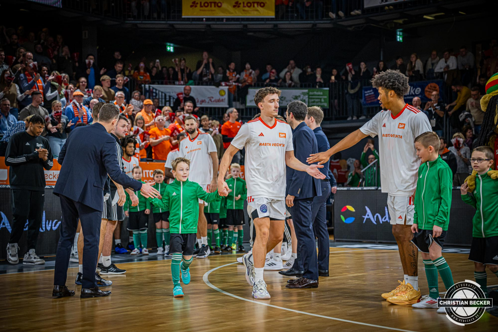 Basketball Champions League, Saison 2024/2025, Herren, Hauptrunde, 4. Spieltag, 05.11.2024, RASTA Vechta - ERA Nymburk
Kaya Bayram (#3 - RASTA Vechta) und die Einlaufkinder vor der Partie
Schlüsselwörter: 05.11.2024;4. Spieltag;BCL;Basketball;Champions League;ERA;Hauptrunde;International;Liga;Nymburk;RASTA;RASTA Dome;Saison 2024/2025;Vechta