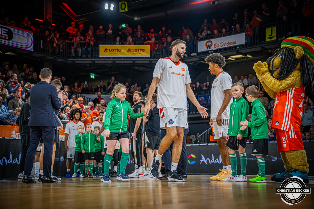 Basketball Champions League, Saison 2024/2025, Herren, Hauptrunde, 4. Spieltag, 05.11.2024, RASTA Vechta - ERA Nymburk
Benas Griciunas (#5 - RASTA Vechta) und die Einlaufkinder vor der Partie
Schlüsselwörter: 05.11.2024;4. Spieltag;BCL;Basketball;Champions League;ERA;Hauptrunde;International;Liga;Nymburk;RASTA;RASTA Dome;Saison 2024/2025;Vechta
