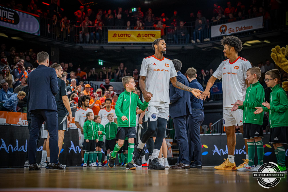 Basketball Champions League, Saison 2024/2025, Herren, Hauptrunde, 4. Spieltag, 05.11.2024, RASTA Vechta - ERA Nymburk
Brandon Randolph (#8 - RASTA Vechta) und die Einlaufkinder vor der Partie
Schlüsselwörter: 05.11.2024;4. Spieltag;BCL;Basketball;Champions League;ERA;Hauptrunde;International;Liga;Nymburk;RASTA;RASTA Dome;Saison 2024/2025;Vechta