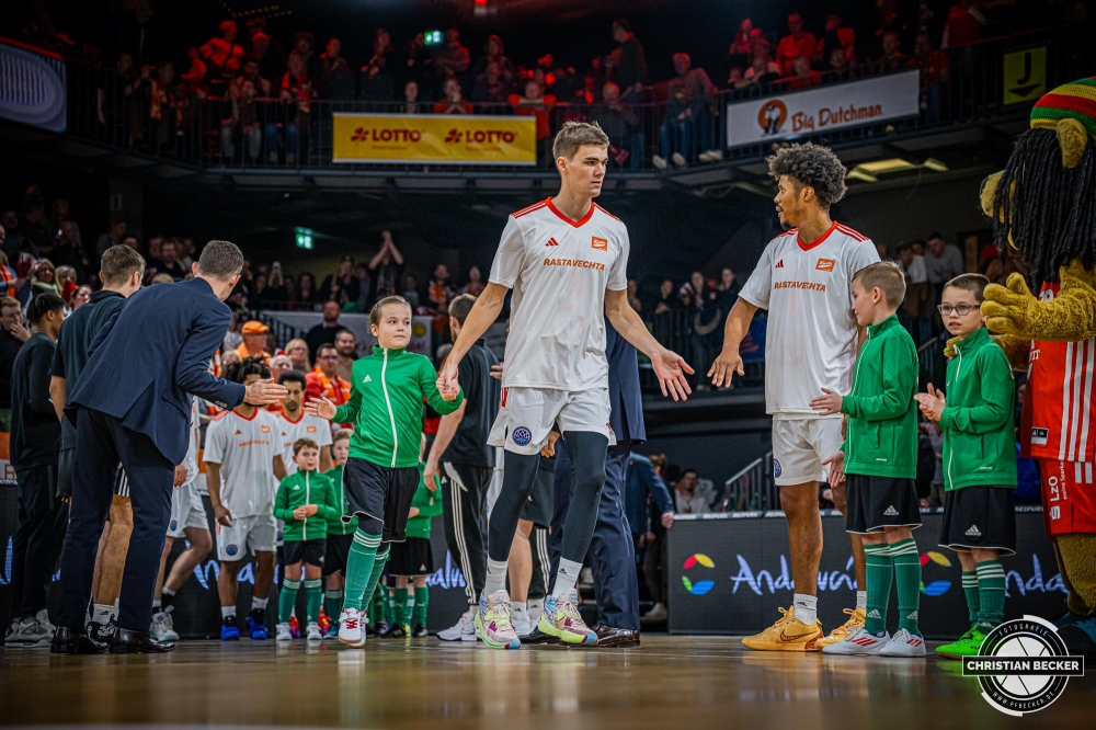 Basketball Champions League, Saison 2024/2025, Herren, Hauptrunde, 4. Spieltag, 05.11.2024, RASTA Vechta - ERA Nymburk
Joschka Ferner (#9 - RASTA Vechta) und die Einlaufkinder vor der Partie
Schlüsselwörter: 05.11.2024;4. Spieltag;BCL;Basketball;Champions League;ERA;Hauptrunde;International;Liga;Nymburk;RASTA;RASTA Dome;Saison 2024/2025;Vechta