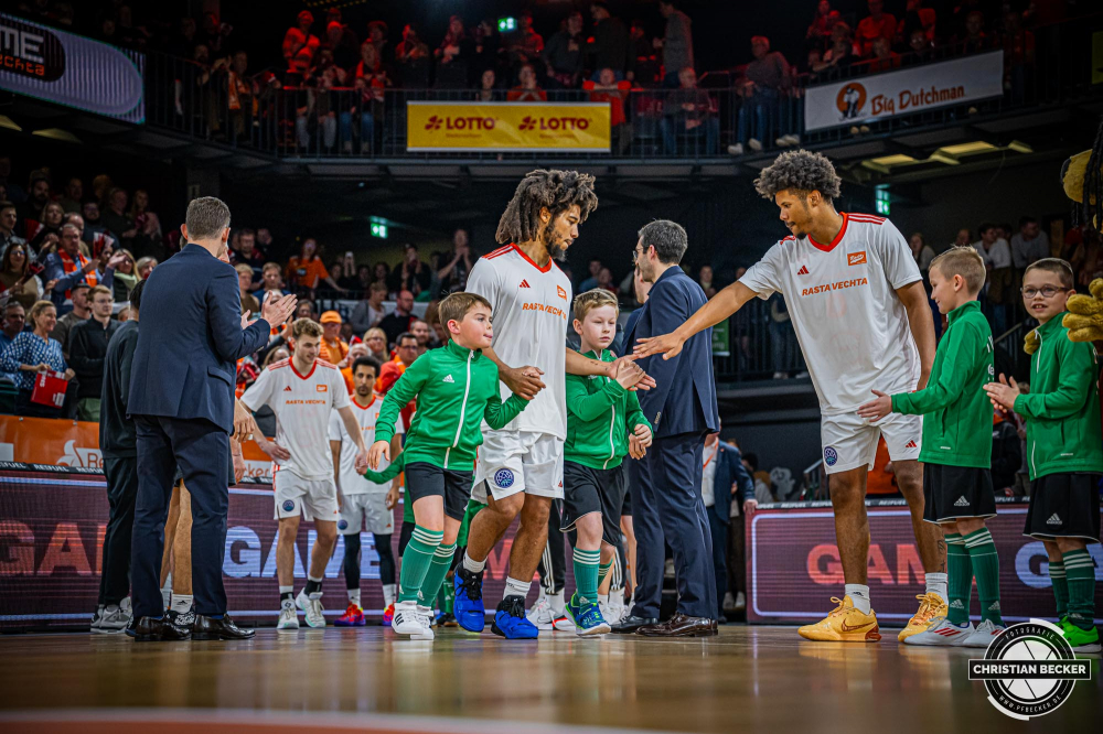 Basketball Champions League, Saison 2024/2025, Herren, Hauptrunde, 4. Spieltag, 05.11.2024, RASTA Vechta - ERA Nymburk
Tyger Campbell (#10 - RASTA Vechta) und die Einlaufkinder vor der Partie
Schlüsselwörter: 05.11.2024;4. Spieltag;BCL;Basketball;Champions League;ERA;Hauptrunde;International;Liga;Nymburk;RASTA;RASTA Dome;Saison 2024/2025;Vechta