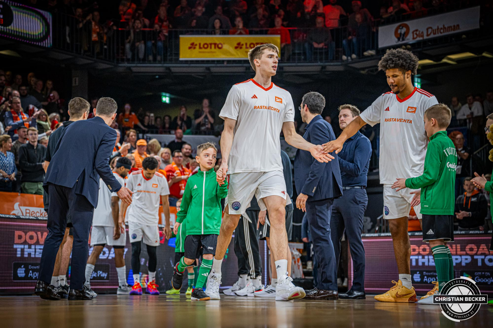 Basketball Champions League, Saison 2024/2025, Herren, Hauptrunde, 4. Spieltag, 05.11.2024, RASTA Vechta - ERA Nymburk
Johann Gr&uuml;nloh (#17 - RASTA Vechta) und die Einlaufkinder vor der Partie
Schlüsselwörter: 05.11.2024;4. Spieltag;BCL;Basketball;Champions League;ERA;Hauptrunde;International;Liga;Nymburk;RASTA;RASTA Dome;Saison 2024/2025;Vechta