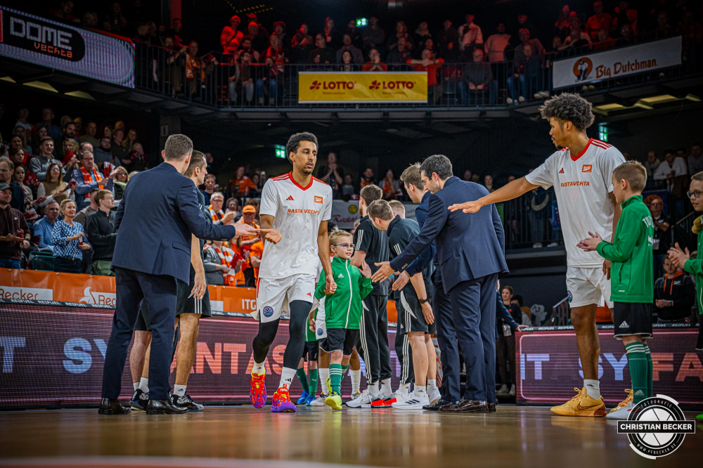 Basketball Champions League, Saison 2024/2025, Herren, Hauptrunde, 4. Spieltag, 05.11.2024, RASTA Vechta - ERA Nymburk
Joel Aminu (#21 - RASTA Vechta) und die Einlaufkinder vor der Partie
Schlüsselwörter: 05.11.2024;4. Spieltag;BCL;Basketball;Champions League;ERA;Hauptrunde;International;Liga;Nymburk;RASTA;RASTA Dome;Saison 2024/2025;Vechta