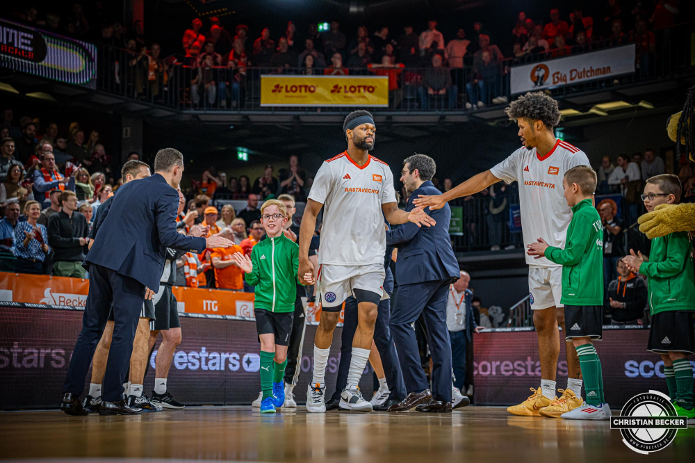 Basketball Champions League, Saison 2024/2025, Herren, Hauptrunde, 4. Spieltag, 05.11.2024, RASTA Vechta - ERA Nymburk
Lloyd Pandi (#41 - RASTA Vechta) und die Einlaufkinder vor der Partie
Schlüsselwörter: 05.11.2024;4. Spieltag;BCL;Basketball;Champions League;ERA;Hauptrunde;International;Liga;Nymburk;RASTA;RASTA Dome;Saison 2024/2025;Vechta