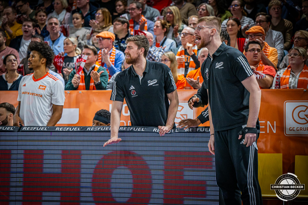 Basketball Champions League, Saison 2024/2025, Herren, Hauptrunde, 4. Spieltag, 05.11.2024, RASTA Vechta - ERA Nymburk
Ryan Schwieger (#15 - RASTA Vechta) und Luc van Slooten (#6 - RASTA Vechta) während der Partie
Schlüsselwörter: 05.11.2024;4. Spieltag;BCL;Basketball;Champions League;ERA;Hauptrunde;International;Liga;Nymburk;RASTA;RASTA Dome;Saison 2024/2025;Vechta