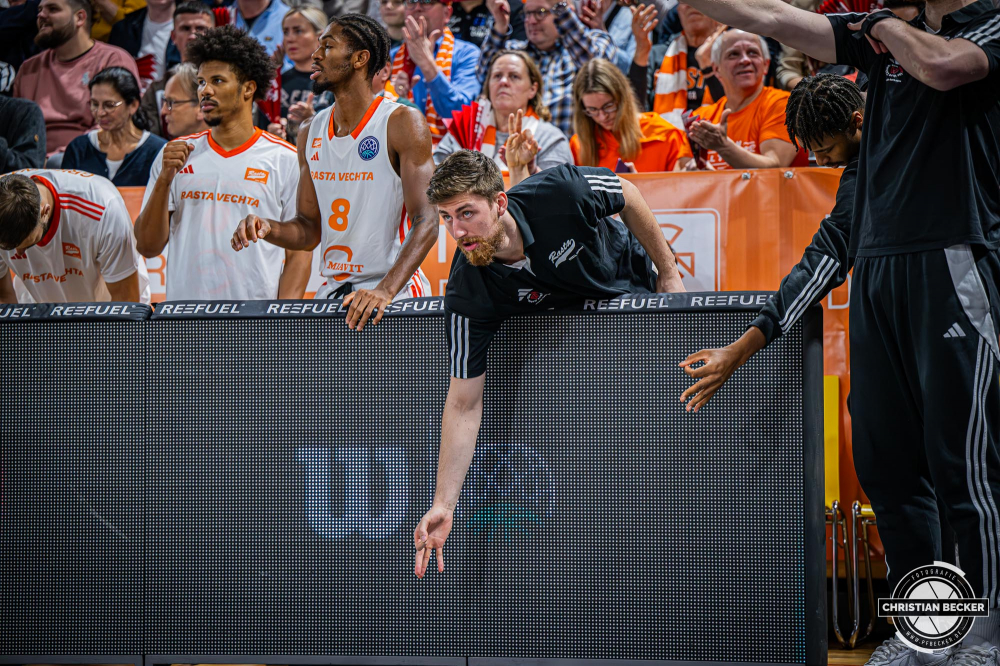 Basketball Champions League, Saison 2024/2025, Herren, Hauptrunde, 4. Spieltag, 05.11.2024, RASTA Vechta - ERA Nymburk
Ryan Schwieger (#15 - RASTA Vechta) zeigt Emotionen w&auml;hrend der Partie
Schlüsselwörter: 05.11.2024;4. Spieltag;BCL;Basketball;Champions League;ERA;Hauptrunde;International;Liga;Nymburk;RASTA;RASTA Dome;Saison 2024/2025;Vechta