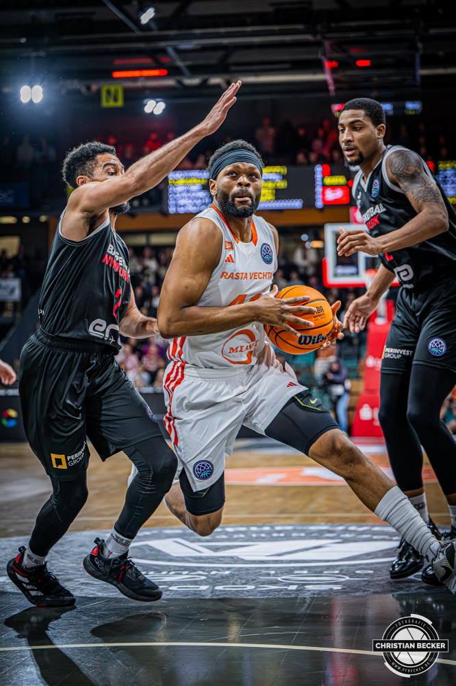 Basketball Champions League, Saison 2024/2025, Herren, Hauptrunde, 4. Spieltag, 05.11.2024, RASTA Vechta - ERA Nymburk
Lloyd Pandi (#41 - RASTA Vechta) in Aktion gegen Stephen Brown (#2 - ERA Nymburk)
Schlüsselwörter: 05.11.2024;4. Spieltag;BCL;Basketball;Champions League;ERA;Hauptrunde;International;Liga;Nymburk;RASTA;RASTA Dome;Saison 2024/2025;Vechta