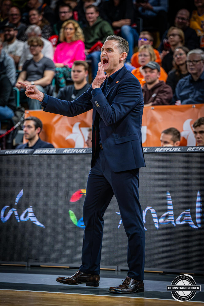 Basketball Champions League, Saison 2024/2025, Herren, Hauptrunde, 4. Spieltag, 05.11.2024, RASTA Vechta - ERA Nymburk
Martin Schiller (Headcoach - RASTA Vechta) w&auml;hrend der Partie
Schlüsselwörter: 05.11.2024;4. Spieltag;BCL;Basketball;Champions League;ERA;Hauptrunde;International;Liga;Nymburk;RASTA;RASTA Dome;Saison 2024/2025;Vechta