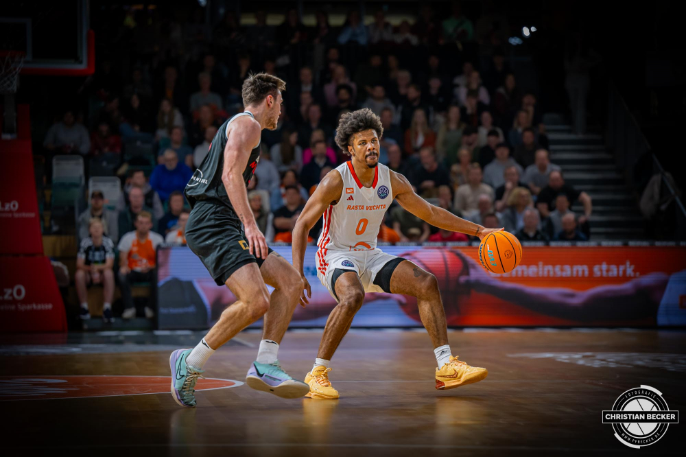 Basketball Champions League, Saison 2024/2025, Herren, Hauptrunde, 4. Spieltag, 05.11.2024, RASTA Vechta - ERA Nymburk
Mike Bothwell (#0 - RASTA Vechta) in Aktion
Schlüsselwörter: 05.11.2024;4. Spieltag;BCL;Basketball;Champions League;ERA;Hauptrunde;International;Liga;Nymburk;RASTA;RASTA Dome;Saison 2024/2025;Vechta