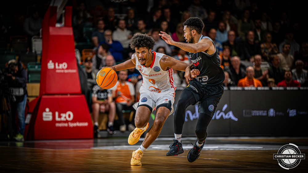 Basketball Champions League, Saison 2024/2025, Herren, Hauptrunde, 4. Spieltag, 05.11.2024, RASTA Vechta - ERA Nymburk
Mike Bothwell (#0 - RASTA Vechta) in Aktion gegen Stephen Brown (#2 - ERA Nymburk)
Schlüsselwörter: 05.11.2024;4. Spieltag;BCL;Basketball;Champions League;ERA;Hauptrunde;International;Liga;Nymburk;RASTA;RASTA Dome;Saison 2024/2025;Vechta