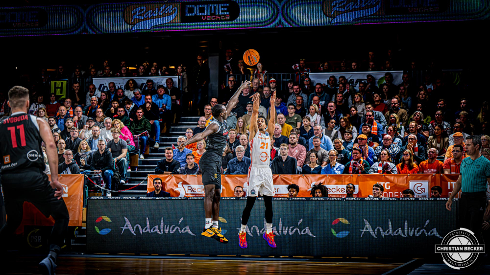 Basketball Champions League, Saison 2024/2025, Herren, Hauptrunde, 4. Spieltag, 05.11.2024, RASTA Vechta - ERA Nymburk
Joel Aminu (#21 - RASTA Vechta) beim Jumpshot
Schlüsselwörter: 05.11.2024;4. Spieltag;BCL;Basketball;Champions League;ERA;Hauptrunde;International;Liga;Nymburk;RASTA;RASTA Dome;Saison 2024/2025;Vechta
