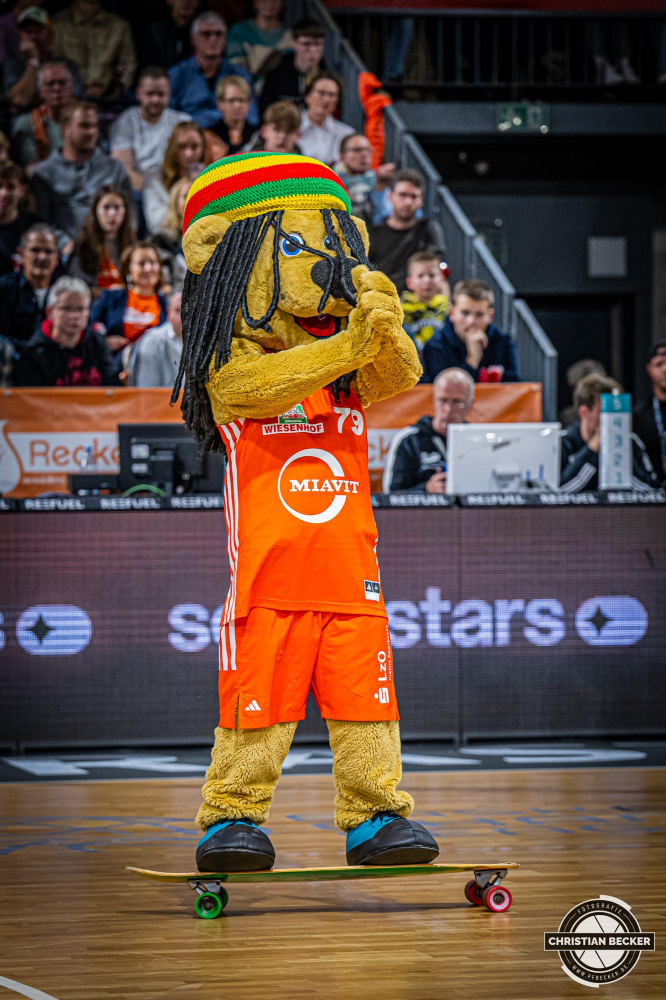 Basketball Champions League, Saison 2024/2025, Herren, Hauptrunde, 4. Spieltag, 05.11.2024, RASTA Vechta - ERA Nymburk
Bob (Maskottchen - RASTA Vechta) w&auml;hrend der Partie
Schlüsselwörter: 05.11.2024;4. Spieltag;BCL;Basketball;Champions League;ERA;Hauptrunde;International;Liga;Nymburk;RASTA;RASTA Dome;Saison 2024/2025;Vechta